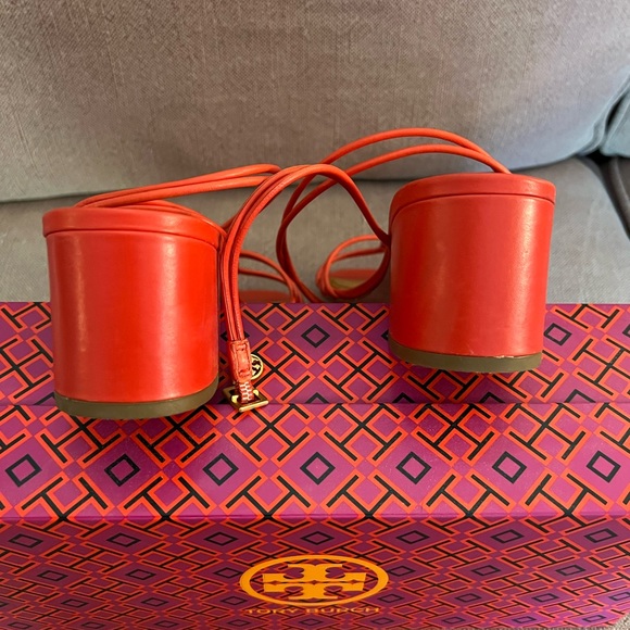 TORY BURCH Red leather heel sandals with TB charm. - Picture 6 of 8